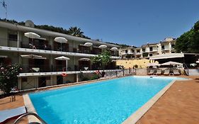Bella Vista Hotel Studios & Apartments